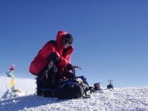 マッキンリー頂上で湯を沸かす大蔵隊長、2007、6月